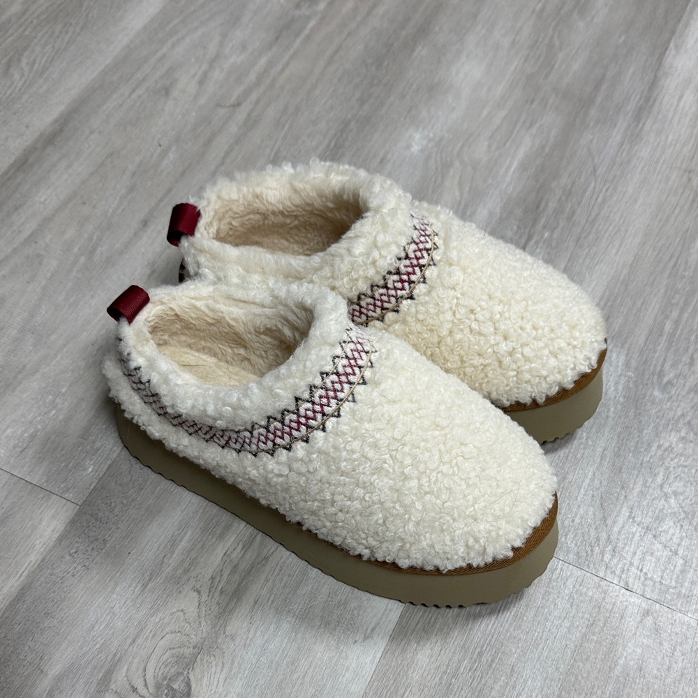 Amazon Essentials Cream and Red Women's Shoes
